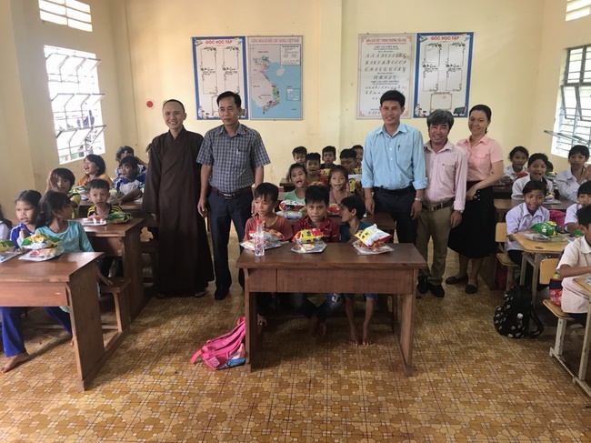 Giving gifts of Mid-Autumn Festival to children of ethnic minorities in Binh Phuoc