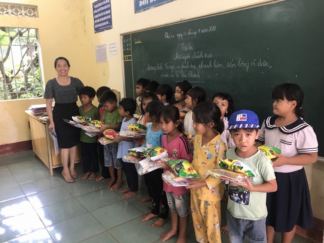 Giving gifts of Mid-Autumn Festival to children of ethnic minorities in Binh Phuoc