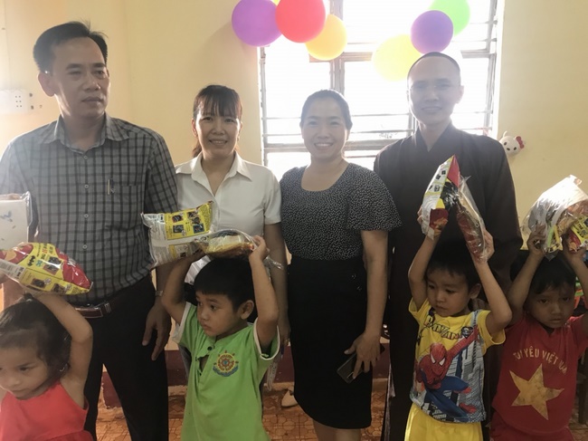 Giving gifts of Mid-Autumn Festival to children of ethnic minorities in Binh Phuoc