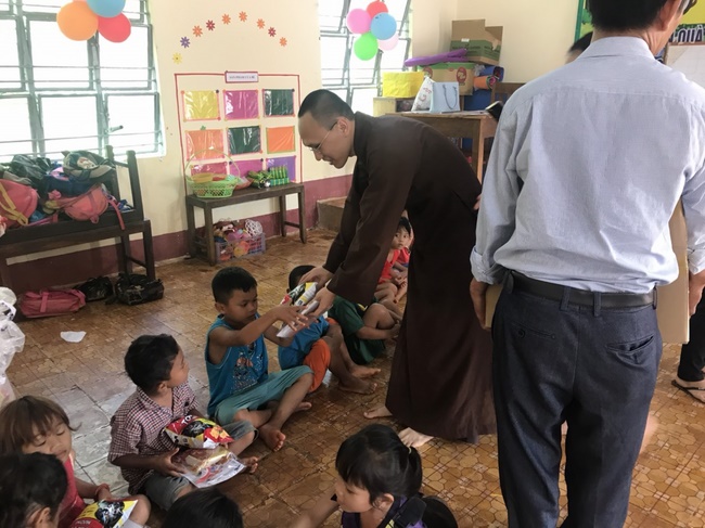 Giving gifts of Mid-Autumn Festival to children of ethnic minorities in Binh Phuoc