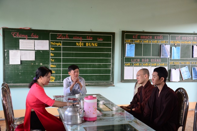 Giving gifts to pupils on the occasion of the new school year.