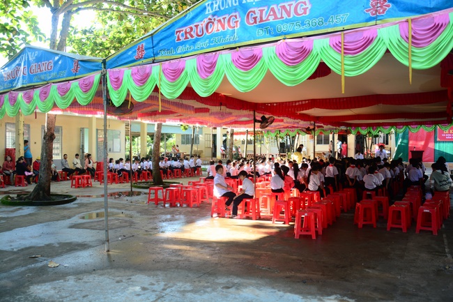 Giving gifts to pupils on the occasion of the new school year.