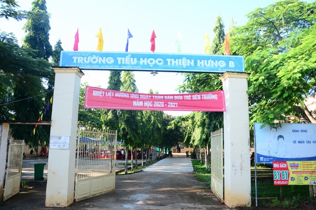 Giving gifts to pupils on the occasion of the new school year.