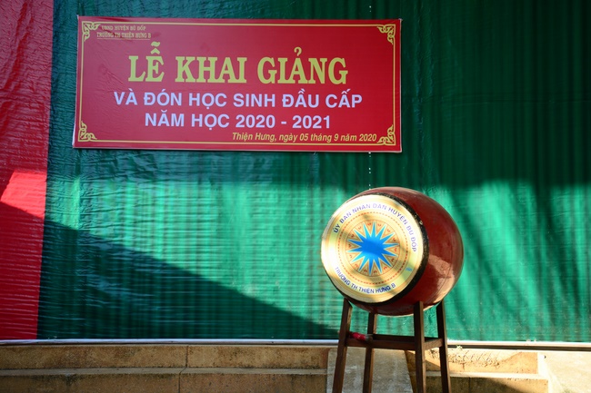 Giving gifts to pupils on the occasion of the new school year.