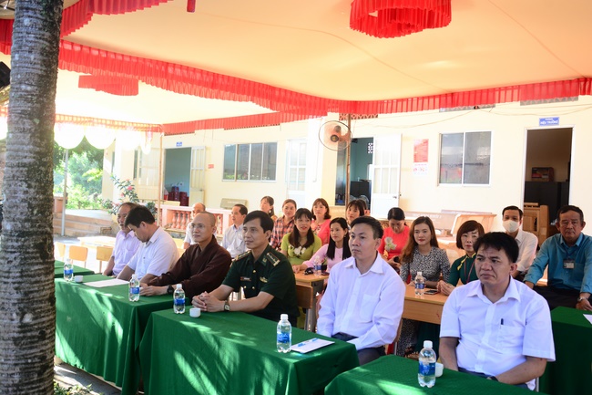 Giving gifts to pupils on the occasion of the new school year.