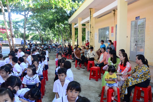 Giving gifts to pupils on the occasion of the new school year.