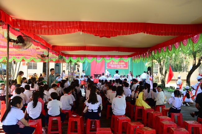Giving gifts to pupils on the occasion of the new school year.
