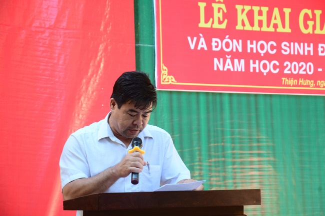 Giving gifts to pupils on the occasion of the new school year.