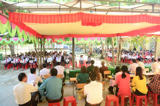 Giving gifts to pupils on the occasion of the new school year.