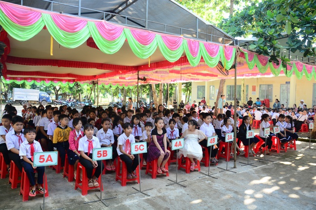 Giving gifts to pupils on the occasion of the new school year.