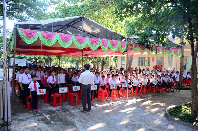 Giving gifts to pupils on the occasion of the new school year.