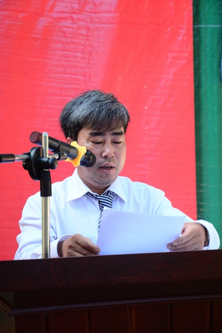 Giving gifts to pupils on the occasion of the new school year.