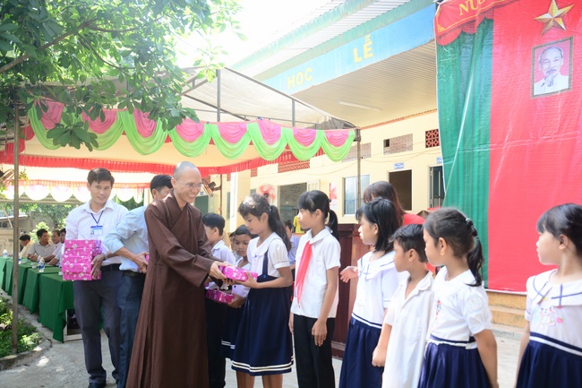 Giving gifts to pupils on the occasion of the new school year.