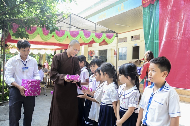 Giving gifts to pupils on the occasion of the new school year.