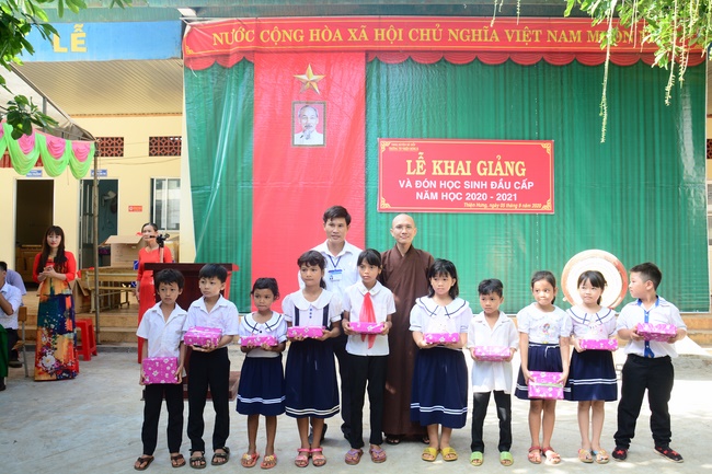 Giving gifts to pupils on the occasion of the new school year.