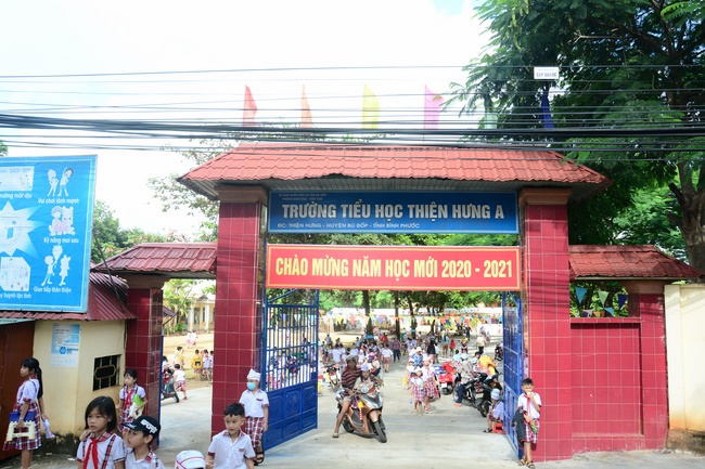 Giving gifts to pupils on the occasion of the new school year.
