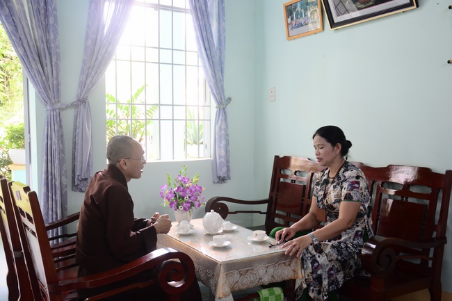 Giving gifts to pupils on the occasion of the new school year.