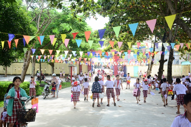 Giving gifts to pupils on the occasion of the new school year.