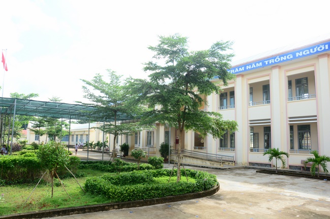 Giving gifts to pupils on the occasion of the new school year.