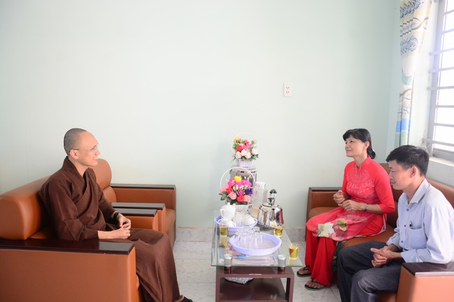 Giving gifts to pupils on the occasion of the new school year.