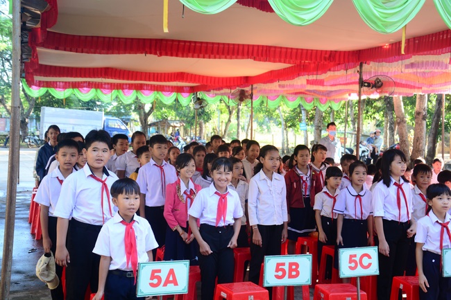 Giving gifts to pupils on the occasion of the new school year.