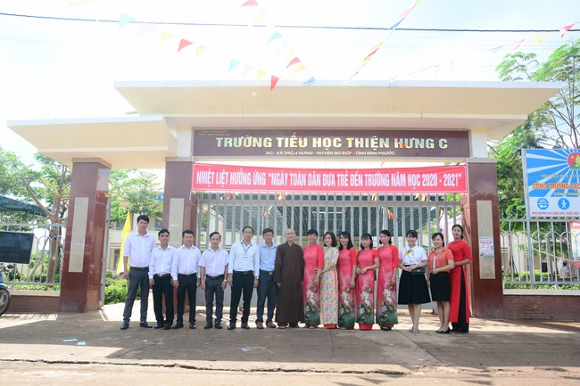 Giving gifts to pupils on the occasion of the new school year.