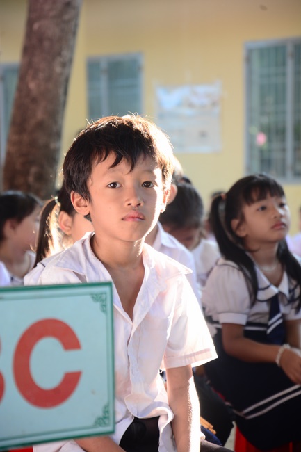 Giving gifts to pupils on the occasion of the new school year.