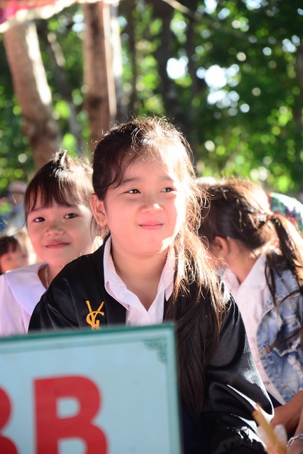 Giving gifts to pupils on the occasion of the new school year.