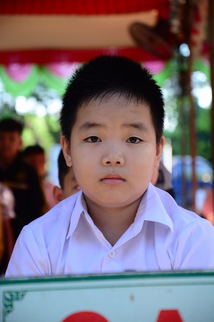 Giving gifts to pupils on the occasion of the new school year.