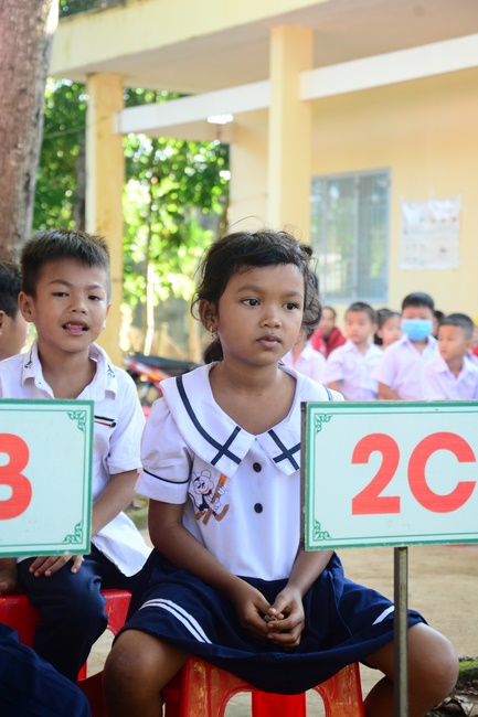 Giving gifts to pupils on the occasion of the new school year.
