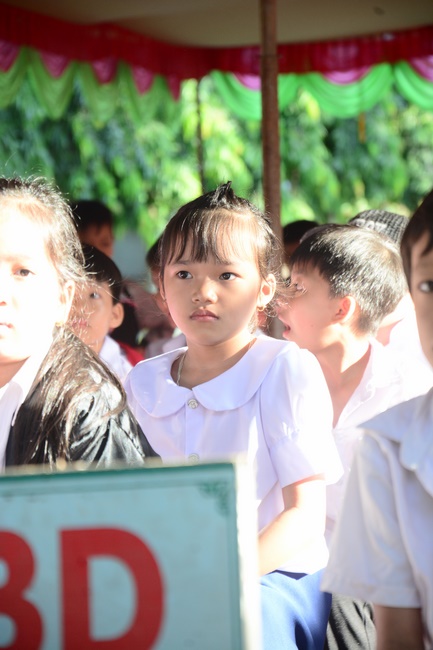 Giving gifts to pupils on the occasion of the new school year.
