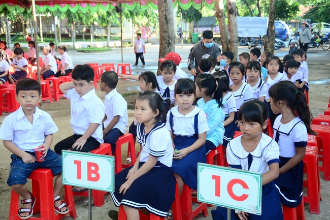 Giving gifts to pupils on the occasion of the new school year.