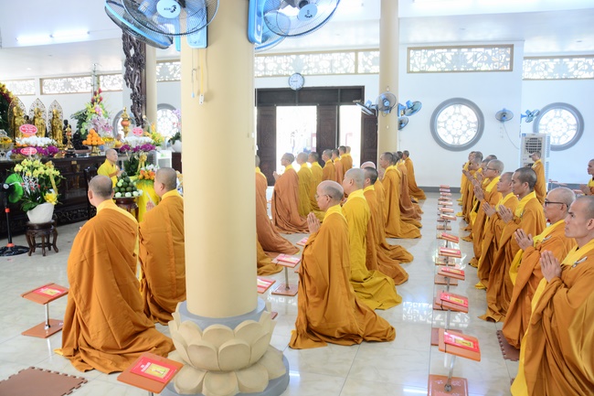 Wishing a long life to the Senior Abbot