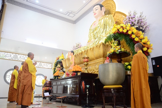 Wishing a long life to the Senior Abbot