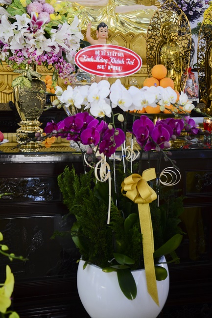 Wishing a long life to the Senior Abbot