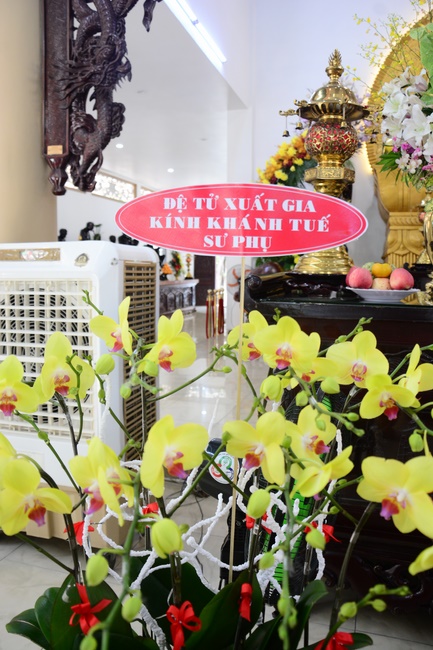 Wishing a long life to the Senior Abbot