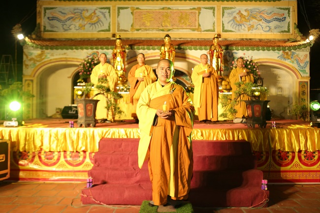 Hoa đăng kỷ niệm đức Phật A Di Đà tại chùa Đống Cao, Thanh Hóa