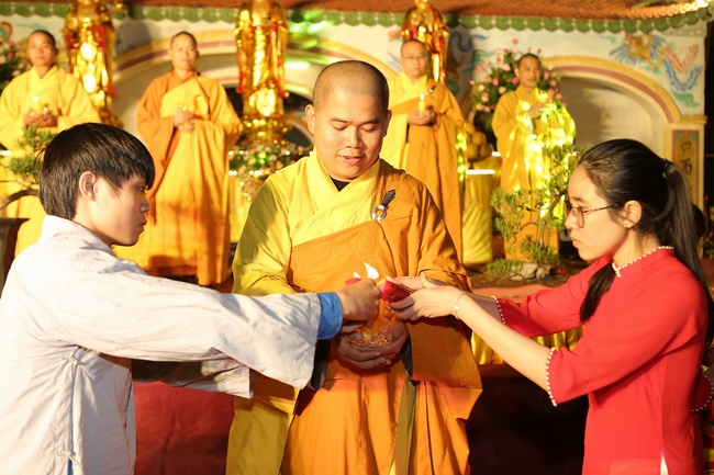 Hoa đăng kỷ niệm đức Phật A Di Đà tại chùa Đống Cao, Thanh Hóa