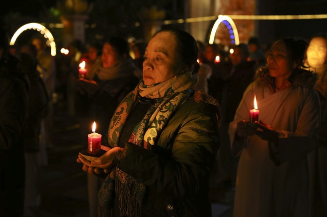 Hoa đăng kỷ niệm đức Phật A Di Đà tại chùa Đống Cao, Thanh Hóa