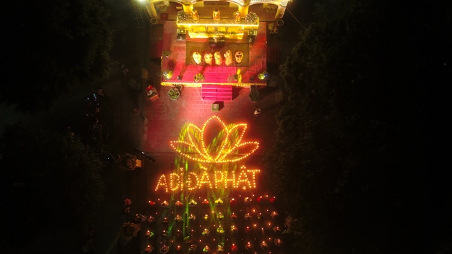 Hoa đăng kỷ niệm đức Phật A Di Đà tại chùa Đống Cao, Thanh Hóa