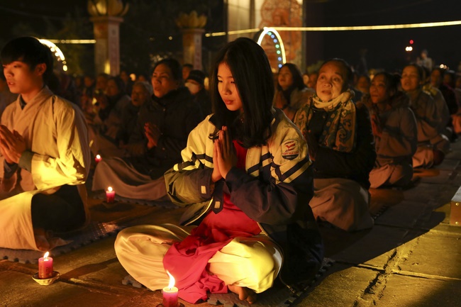 Hoa đăng kỷ niệm đức Phật A Di Đà tại chùa Đống Cao, Thanh Hóa