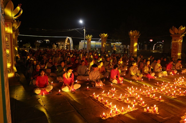 Hoa đăng kỷ niệm đức Phật A Di Đà tại chùa Đống Cao, Thanh Hóa