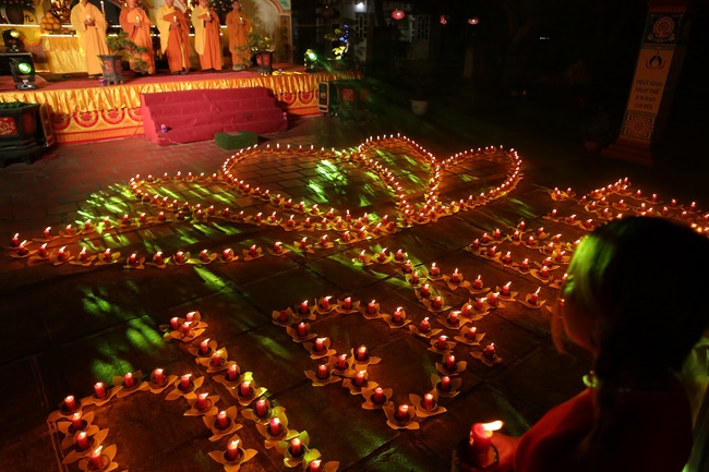Hoa đăng kỷ niệm đức Phật A Di Đà tại chùa Đống Cao, Thanh Hóa