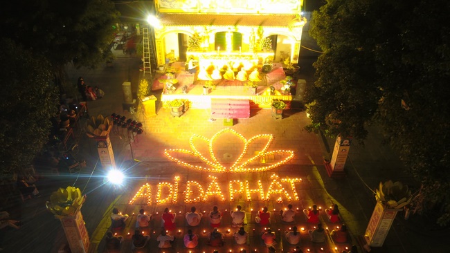 Hoa đăng kỷ niệm đức Phật A Di Đà tại chùa Đống Cao, Thanh Hóa