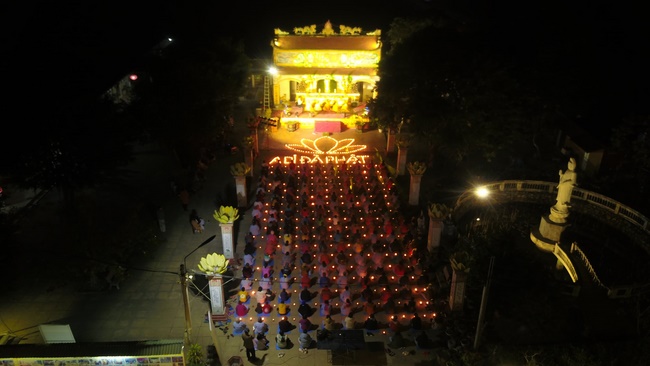 Hoa đăng kỷ niệm đức Phật A Di Đà tại chùa Đống Cao, Thanh Hóa