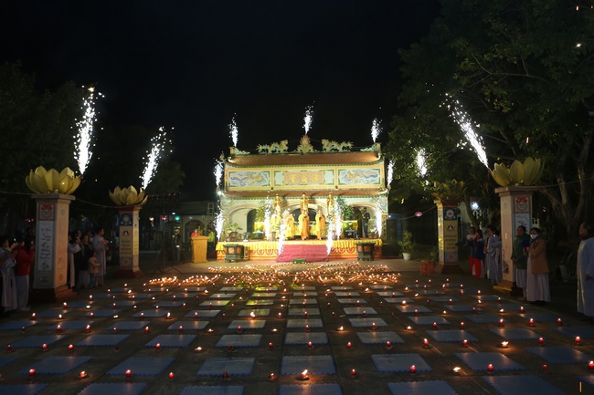 Hoa đăng kỷ niệm đức Phật A Di Đà tại chùa Đống Cao, Thanh Hóa