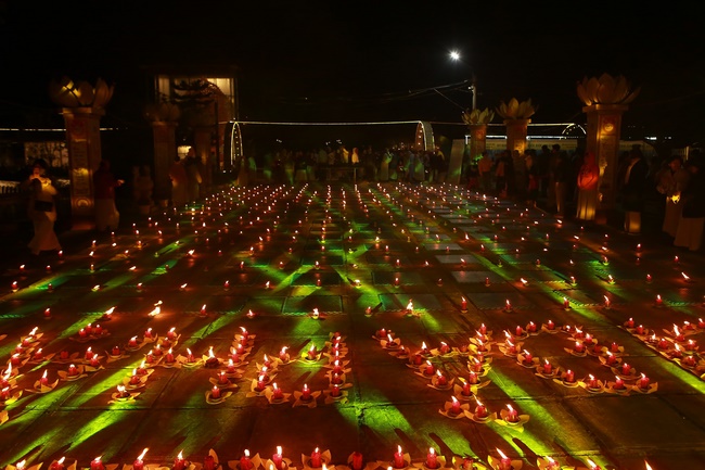 Hoa đăng kỷ niệm đức Phật A Di Đà tại chùa Đống Cao, Thanh Hóa