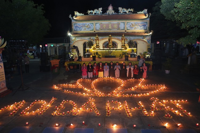 Hoa đăng kỷ niệm đức Phật A Di Đà tại chùa Đống Cao, Thanh Hóa