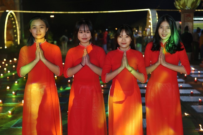 Hoa đăng kỷ niệm đức Phật A Di Đà tại chùa Đống Cao, Thanh Hóa