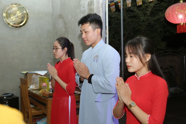 Hoa đăng kỷ niệm đức Phật A Di Đà tại chùa Đống Cao, Thanh Hóa